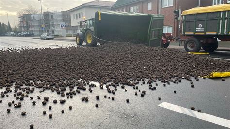 Anh Nger Verliert Ladung Kartoffeln Blockieren Stra E Ndr De