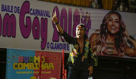 Sabrina Sato é coroada rainha de baile gay no Rio Tenho alma de travesti UOL