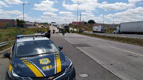 Manifestantes bolsonaristas contrários ao resultado das eleições fazem