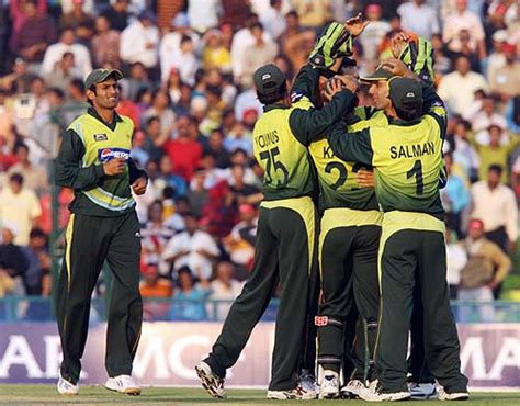 The Pakistan team celebrate the fall of Sachin Tendulkar | ESPNcricinfo.com