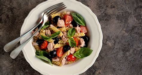 Receita de salada de macarrão atum light prática MundoBoaForma