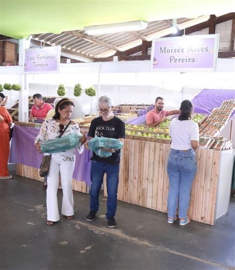 Produtores Celebram A Marca De Toneladas De Frutas Vendidas Na