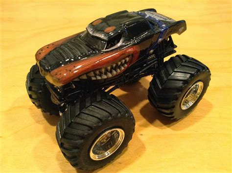 JULIAN S HOT WHEELS BLOG Monster Mutt Rottweiler Monster Jam Track New Look For 2014