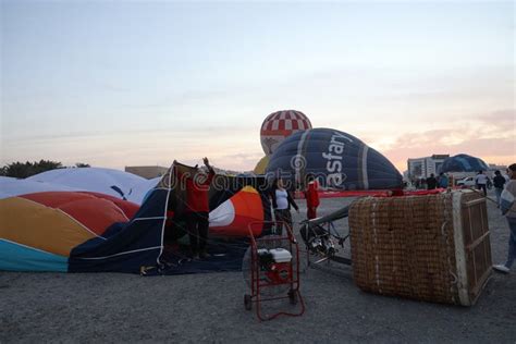 Pre Flight Hot Air Balloon Preparation In Qatar Editorial Stock Image Image Of Ride Vacation