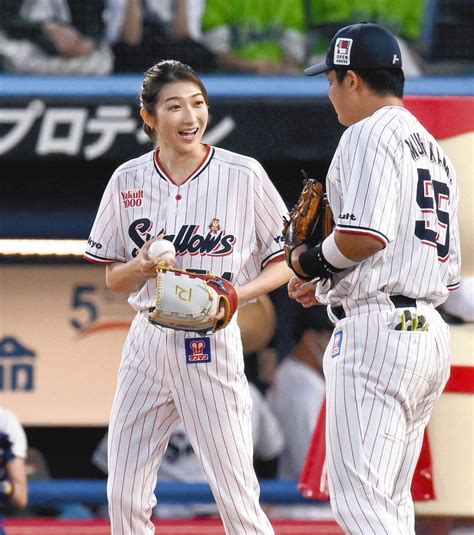 【写真】村上宗隆からボールを受け取る池江璃花子：中日スポーツ・東京中日スポーツ