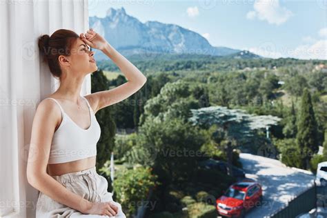 Portrait De Une Jeune Femme S Ance Sur Le Balcon Ville Vue Mode De Vie