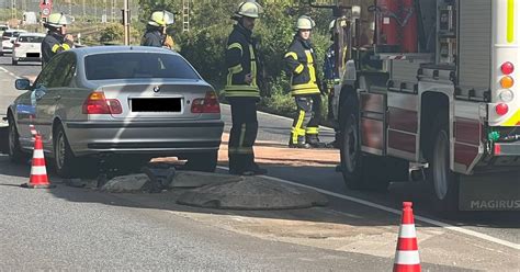 Trier Auto Prallt Gegen Verkehrsinsel