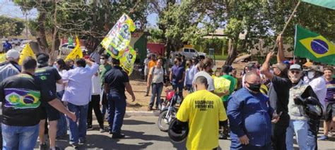 Apoiadores e manifestantes contra Bolsonaro batem boca em Cuiabá FOLHAMAX