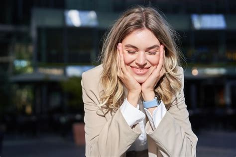 Retrato De Hermosa Mujer Corporativa Feliz En Traje Se Encuentra En La