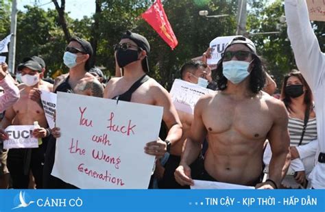 Vì sao dân Myanmar cởi trần mặc bikini biểu tình trước Đại sứ quán Trung Quốc