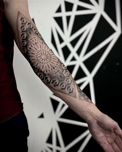 Tatua Filip Rakusiewicz Styl Geometryczny Ornamenty