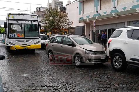 Mujer Trasladada Al Hospital Tras Choque Entre Colectivo Y Auto