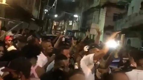 V Deo Popula O Se Aglomera Na San Martin Em Festa De Rua