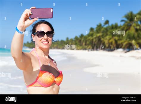 Junge frau im bikini am strand Fotos und Bildmaterial in hoher Auflösung Alamy