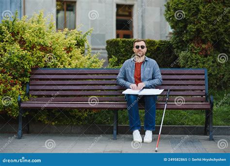 Leitura De Homem Cego Tocando Em Livro Braille Imagem De Stock Imagem