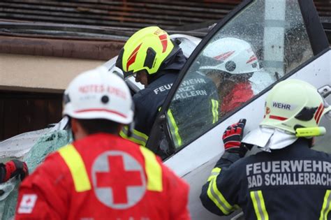 Schwerstverletzte Und Leichtverletzter Bei Schwerem Verkehrsunfall In