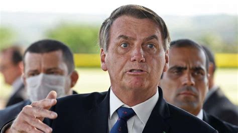 Jair Bolsonaro insultó a una periodista que le preguntó sobre el uso de