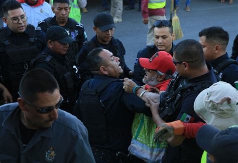 Policías mexicanos desalojan a migrantes varados en calles de la