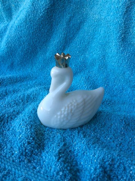 Vintage Avon White Swan With Crown White Milk Glass Bottle Decanter