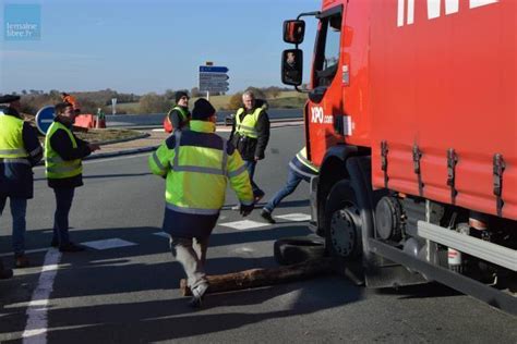 Saint Calais Gilets Jaunes Une Centaine De Camions Bloqu S Le Mans