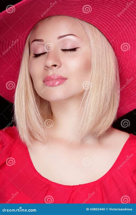 Belle Femme Blonde Avec Le Maquillage Fille Sensuelle Posant Dans L Ha Rouge Photo Stock