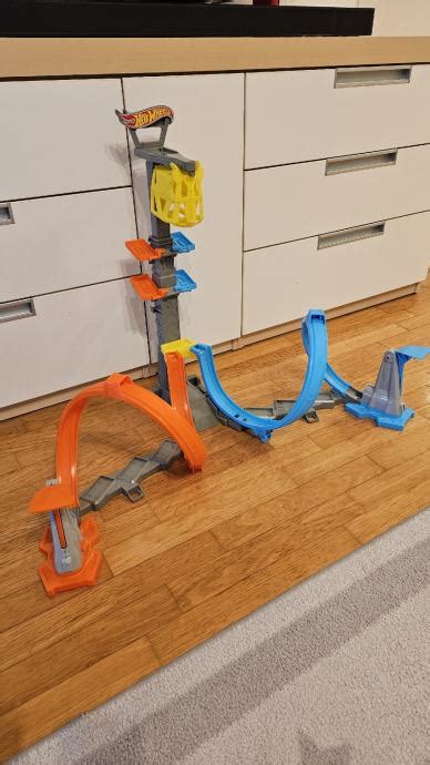 Hot Wheels Luping In Skakalnica Set