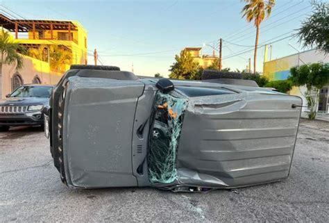 Camioneta Termina Volcada Por Pasarse El Alto En El Esterito