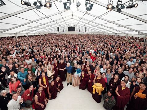 Karmapa Donne Des Enseignements Sur Le Dharma Et Des Initiations Et