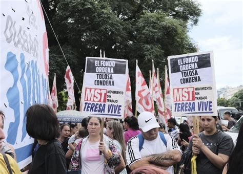 Piqueteros Cortaron La De Julio Y Marcharon Contra El Gobierno Por La