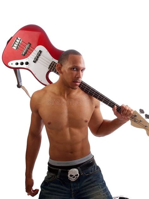 Hombre Negro Joven Con La Guitarra Baja Sobre Hombro Imagen De Archivo