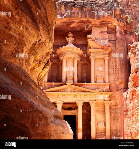 Al Khazneh In Petra Jordan Hi Res Stock Photography And Images Alamy