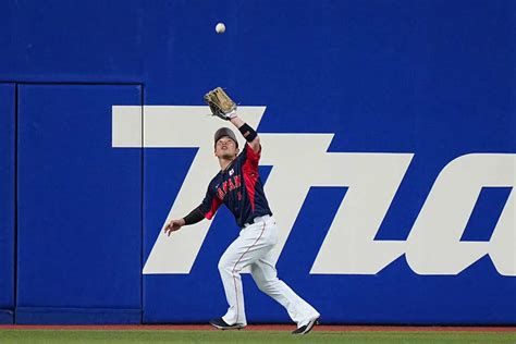 ＜侍ジャパン練習＞中日との合同練習で右飛を処理する近藤（撮影・会津 智海） ― スポニチ Sponichi Annex 野球