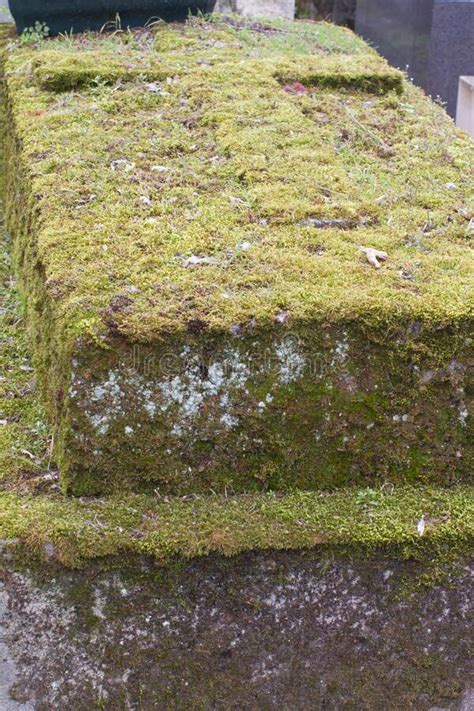 Vieille Pierre Tombale Avec Grande Croix Moussue Dans Le Cimetière