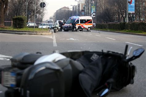 Como Si Schianta Con Lo Scooter Contro Un Palo Morto Un Enne