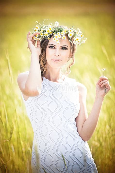 Portrait De Belle Fille Blonde Avec La Guirlande Des Fleurs Sauvages Image Stock Image Du