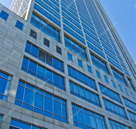 Modern Skyscraper Office Building Windows And Blue Sky — Stock Photo