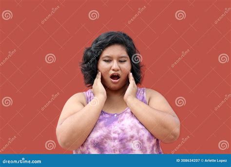 La Joven Morena Latina De 20 Años Sufre De Dolor En Los Dientes Debido a Cavidades O Infección