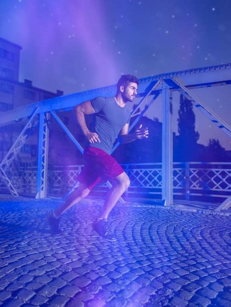 Deportes Urbanos Joven Saludable Corriendo Por El Puente En La Ciudad