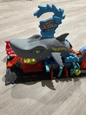 Hot Wheels Ultra Shark Car Wash Playset Plastic Toy Vehicle Set Scale Includes Car