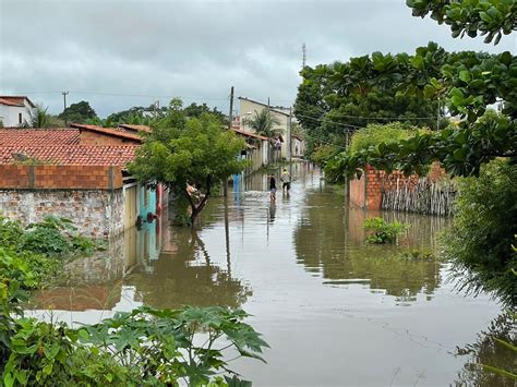 Mais famílias são retiradas de suas casas após Rio Longá atingir cota