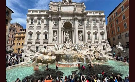 Italia Enjuiciarán a ecologistas que dañaron ayer domingo la Fontana