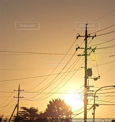 夕暮れの空と電線のある風景の写真・画像素材 6112280 Snapmart（スナップマート）