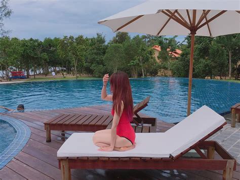 Khi dàn WAGs đình đám đọ dáng với bikini Trận chiến sexy chưa bao giờ nóng đến thế