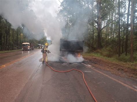 Carreta Carrega Min Rio Fica Destru Da Ap S Pegar Fogo Na Br