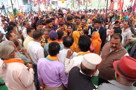 जय श्री राम के नारों के बीच राजेंद्र राणा का हुआ जोरदार स्वागत बोले वेंटिलेटर पर है सुक्खू