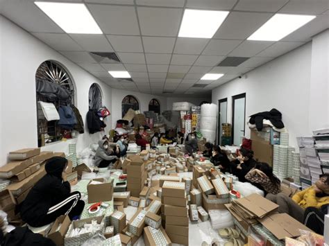 Clip cận cảnh kho hàng bị đột kích của hot girl livestream chốt ngàn đơn mỗi phiên Căn biệt