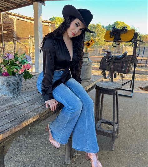 Pin By Monica On Vaquero Outfits In Western Outfits Women Latina Fashion Outfits