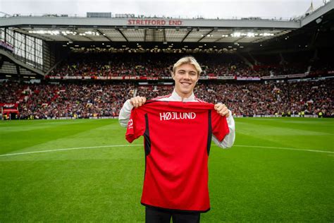 Pictures Rasmus Hojlund Is Paraded On Old Trafford Pitch After