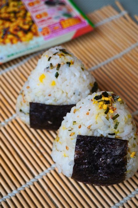 Onigiri Rezept mit Salz und Furikake japanische Reisbällchen