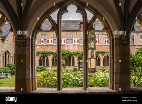 Innenhof Und Kreuzgang Der Katholischen Kirche St Viktor In Xanten